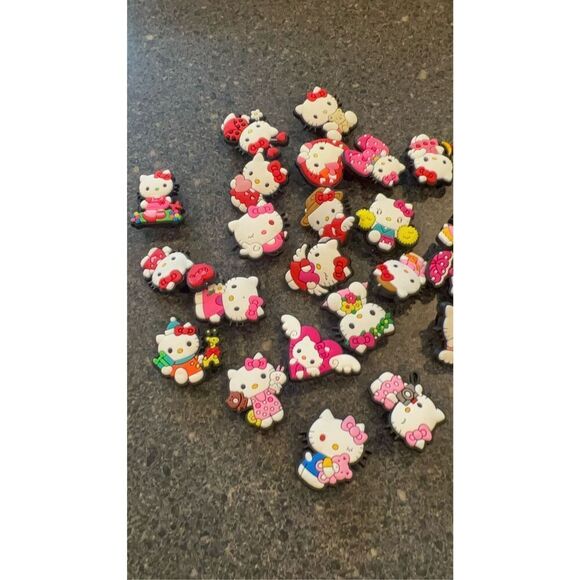 6 Hello Kitty random shoe charms - Picture 6 of 10